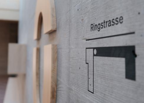 Detail Holzzahl und Beschriftung auf Beton