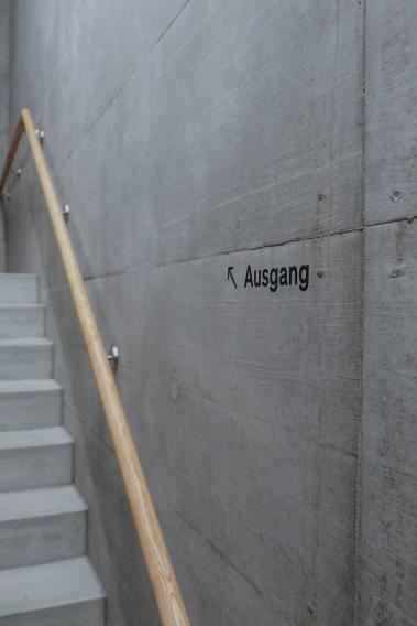 Wegleitung auf Beton gemalt