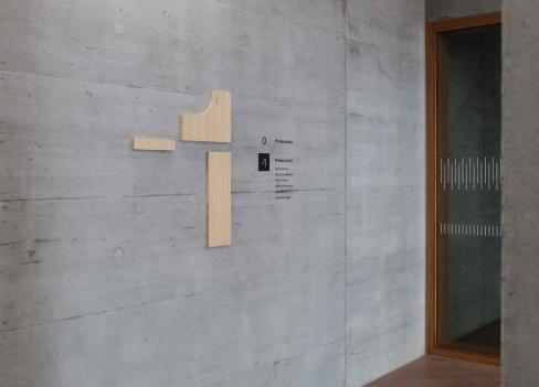 Stockwerkbeschriftung mit Holzzahl