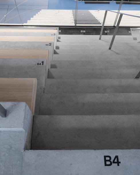 Sitzreihenbeschriftung gemalt auf Beton