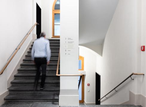 Treppenhaus mit Stockwerkbeschriftung