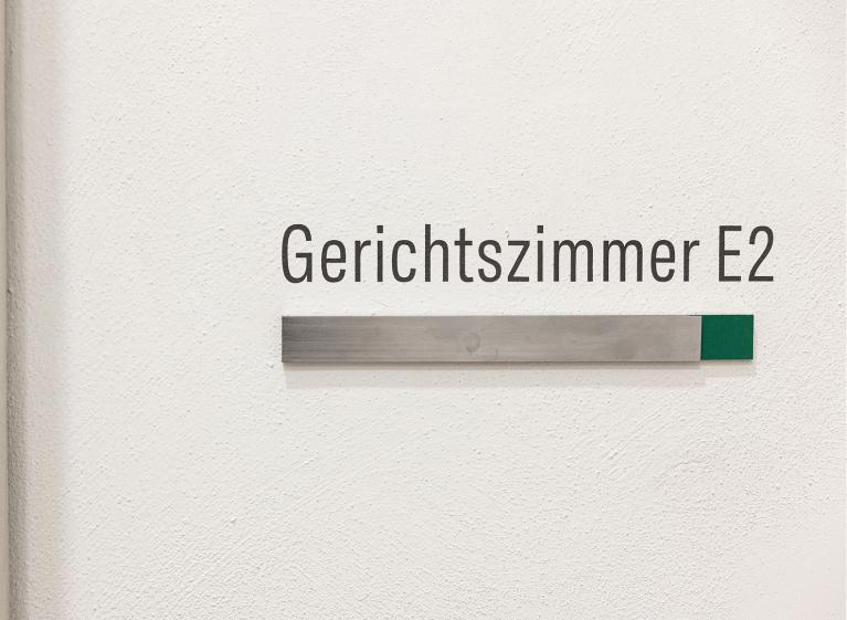 Beschriftung Gerichtszimmer mit Schiebebalken