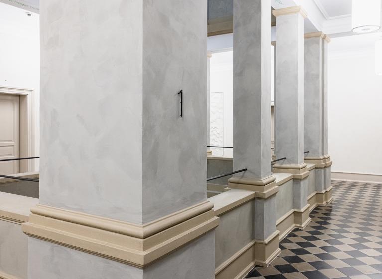 Treppenhaus mit Metallziffer