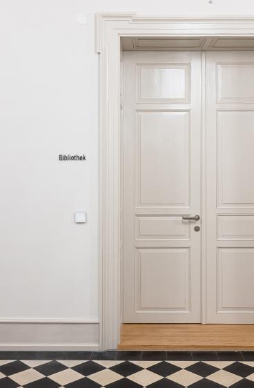 Türbeschriftung Bibliothek