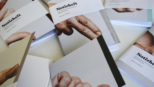 Ganz viele Notizhefte auf dem Tisch